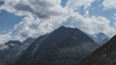 白昼白云蓝天下青山绿水